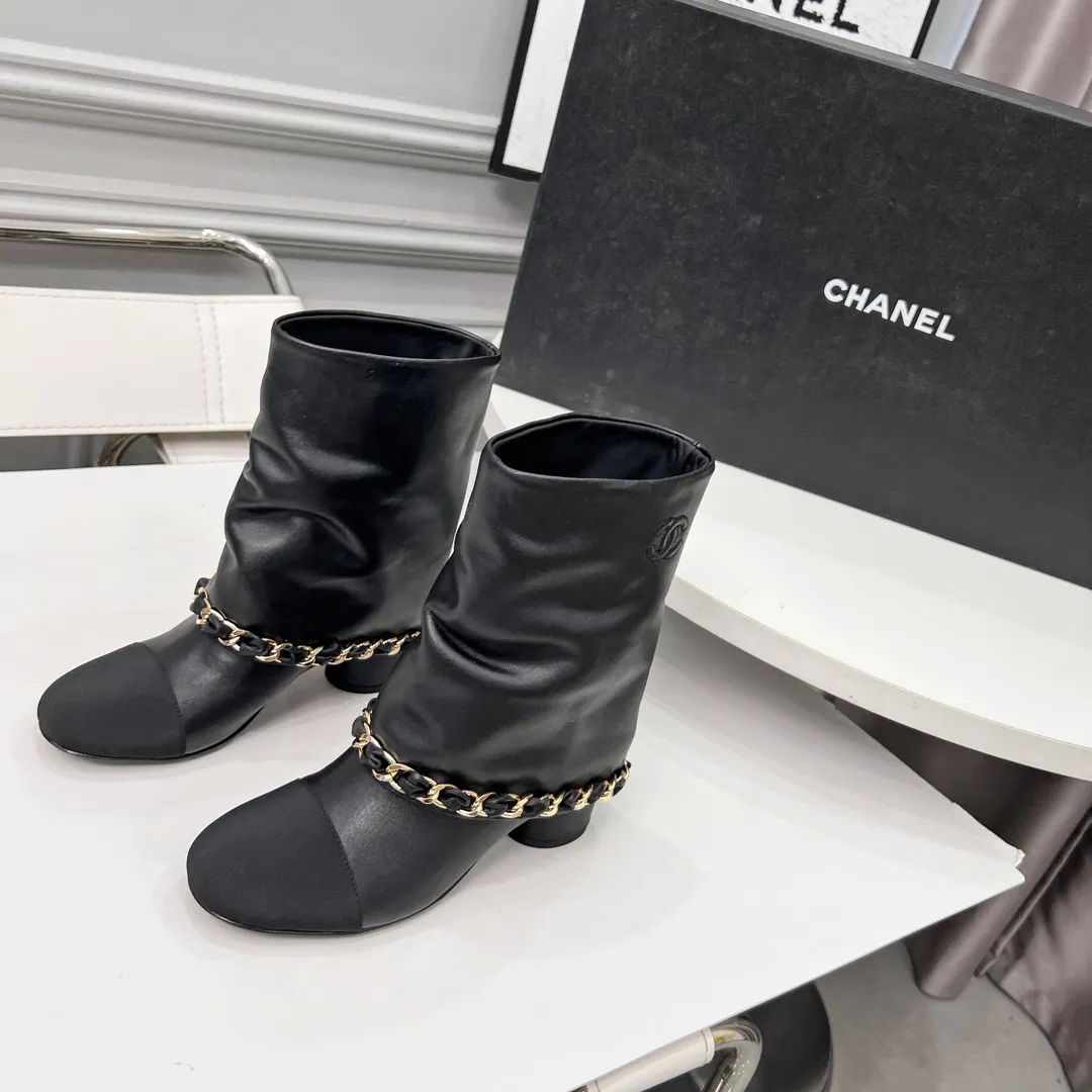 👟👟Ex-factory price 980👟👟 High version of Chanel CHANEL, 🌞🌞🌞Xiaoxiang’s latest boots for autumn and winter 2025, a must-have item for this autumn and winter! ! Ms. Chanel loves simple yet irresistible combinations to show her unique style. Mix and match freely to shine⚡Follow Grandma’s fashion steps! ! ! The top-notch craftsmanship and texture are perfectly presented. No matter any details, you can compare them with the counters. The best quality products can be entered and exited from the counters at will! ! ❶Material: imported cowhide ❷Inner lining: cowhide lining ❸Feet: cowhide lining ❹Outsole: original Italian leather outsole ❺Heel height: 5.5cm ❻Boot shaft height: 8 inches ❼Number: 35-40 (40 and 41 are customized and cannot be returned)